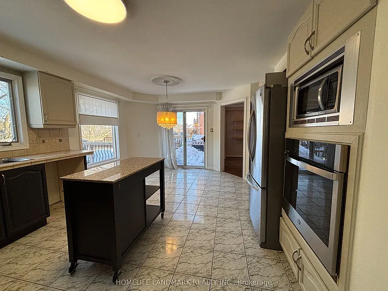 109 Carlyle Cres — Photo 7