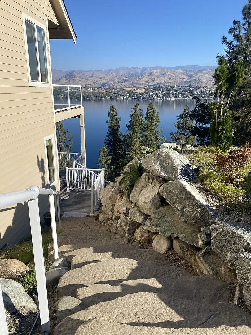 3 Bedroom Lower unit with Beautiful Lake Chelan Views — Photo 1