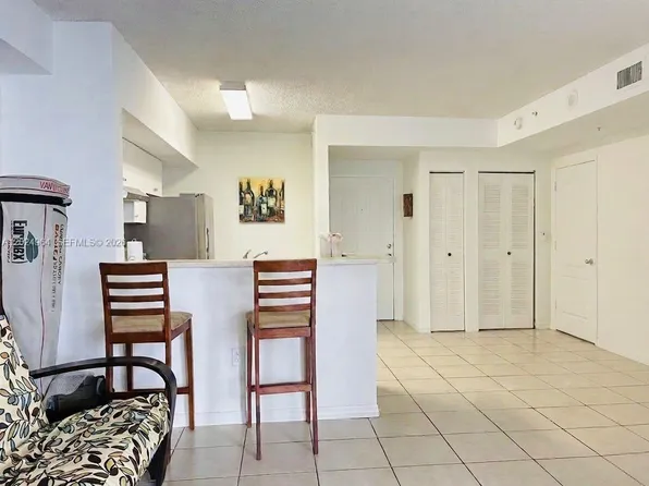 5085 NW 7th St APT 909, Miami, FL 33126