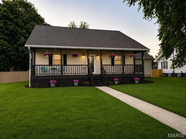 105 E Elm St, Gillespie, IL 62033