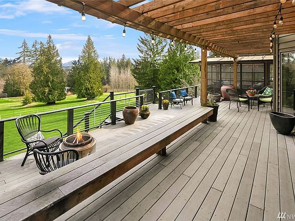 Room for everyone on this deck!