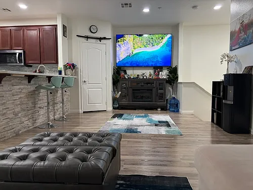 5084 Plaza Promenade Photo 1