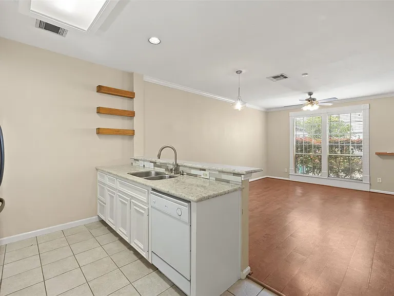 1708 Dennis St — Photo 10