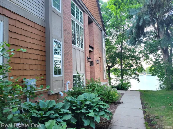 3082 Bay Front Ct #1, Waterford, MI 48328