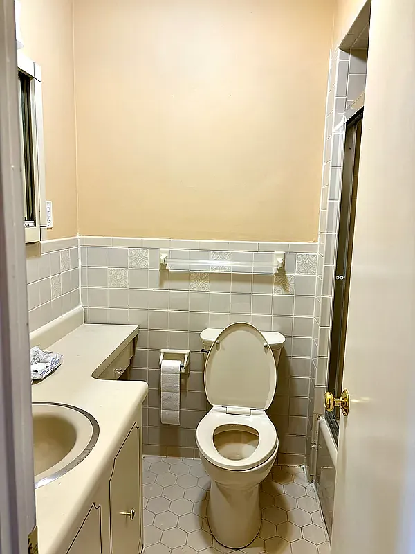 3 bed, 1.5 bath, $3,200 — Photo 3