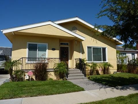 Front of house w/driveway parking