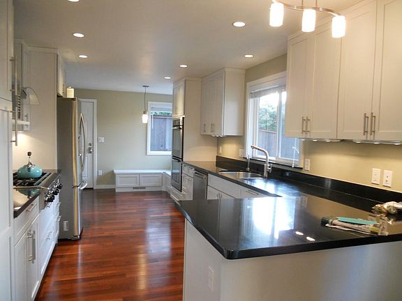 Kitchen w/ granite counters