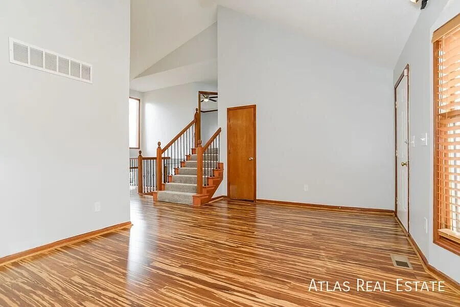 Modern Quadrupled Split level in Shawnee! Fresh out of renovation! — Photo 4