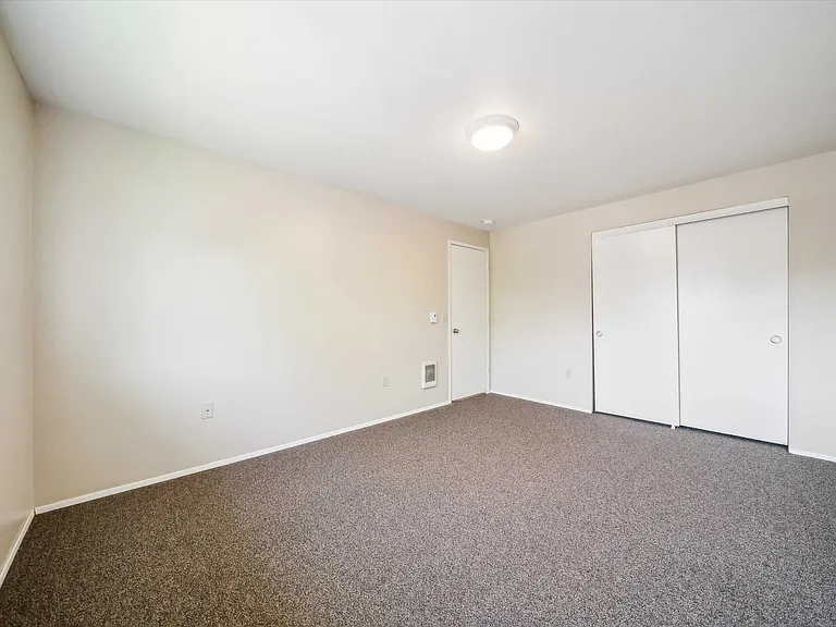 Bristol Court Apartments — Photo 11
