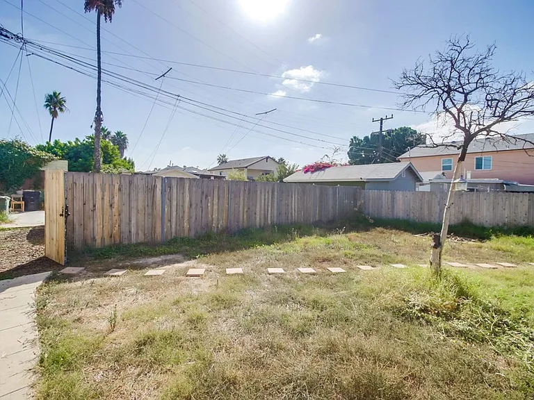 3877 Chamoune Ave — Photo 23