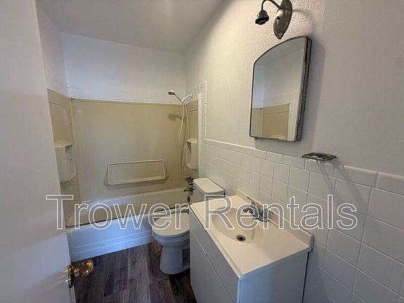 5th image of 3107 Winfield Ave