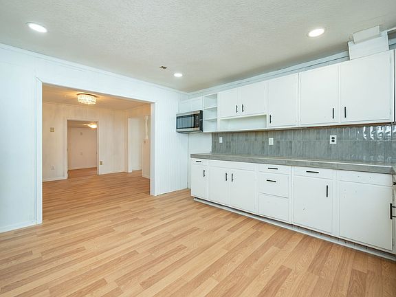 4th image of 4720 NE 27th Ct