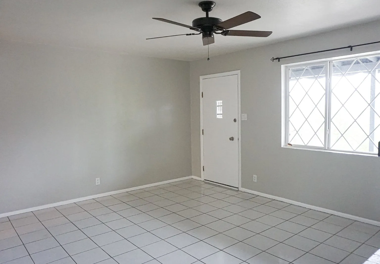332 E Pierce St — Photo 2