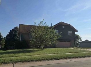 4809 Copper Hill Dr, Omaha, NE 68157
