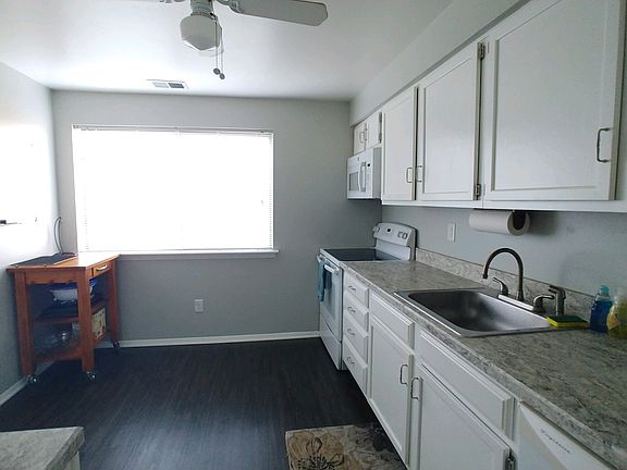 3rd image of 2 Bristol Hill Ct APT B2