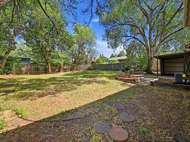 1087 Hathaway Dr — Photo 24