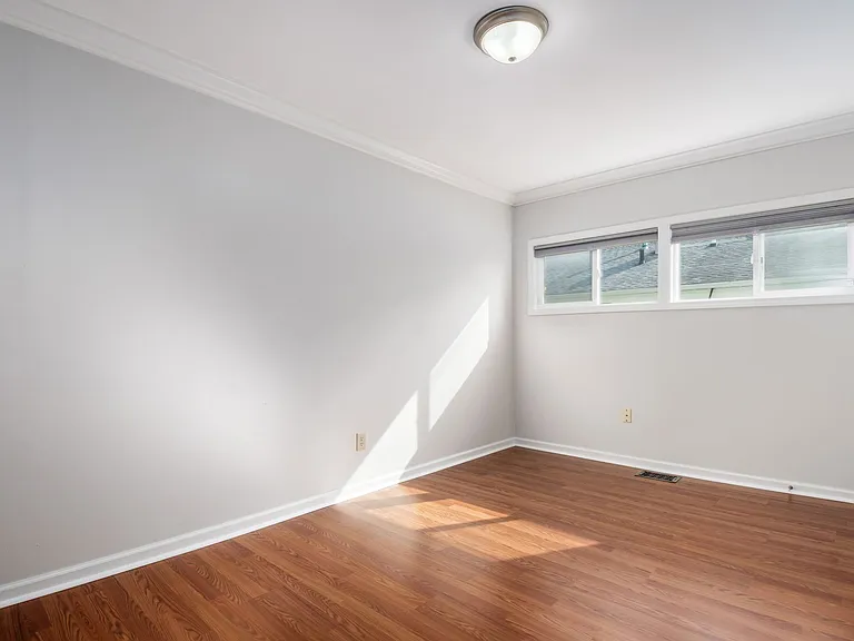 990 Kramer Ave — Photo 11