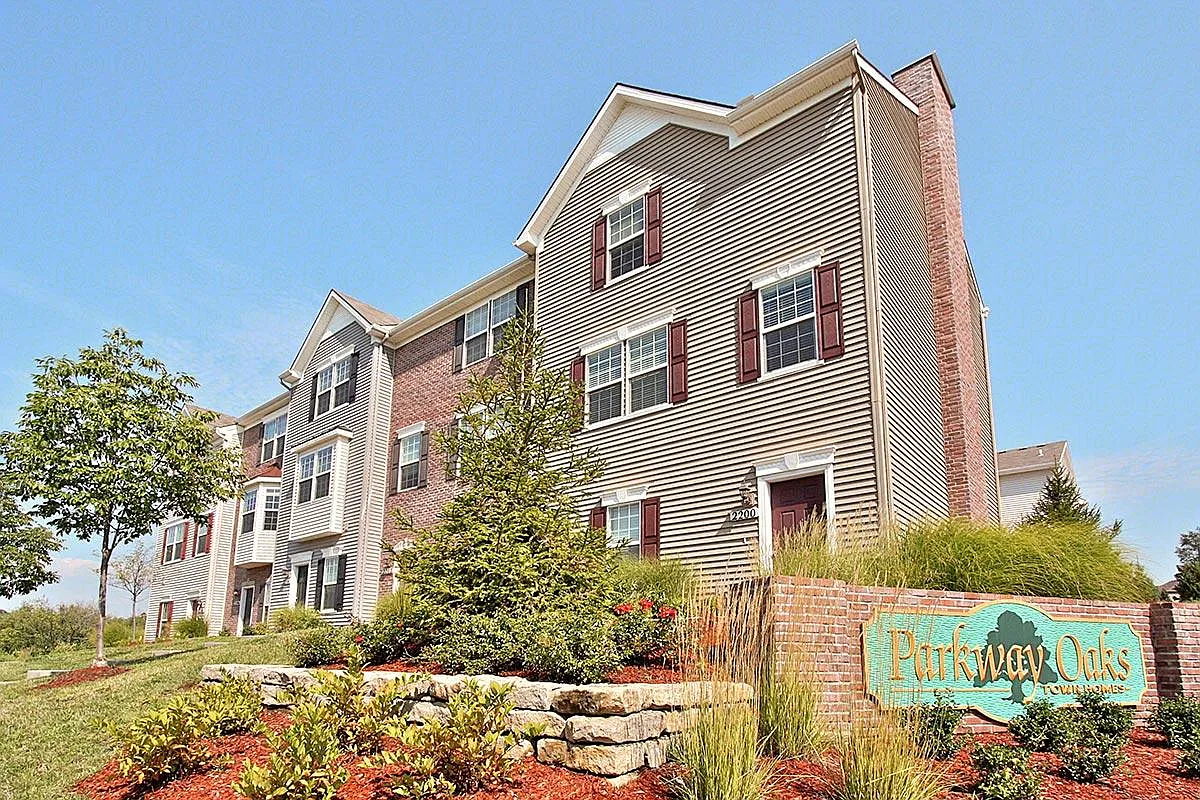Parkway Oaks Townhomes and Duplexes — Photo 2