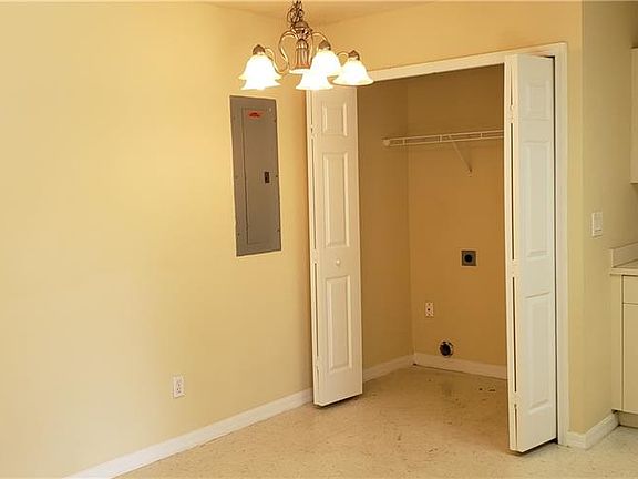 4th image of 4778 Golfview Blvd