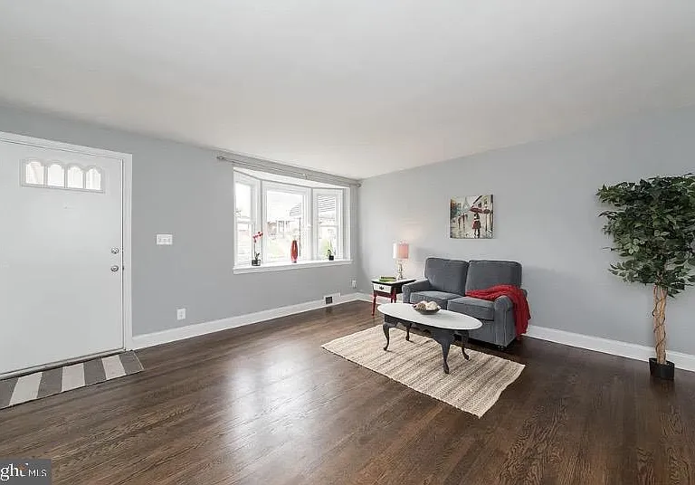 1224 Winston Ave — Photo 3