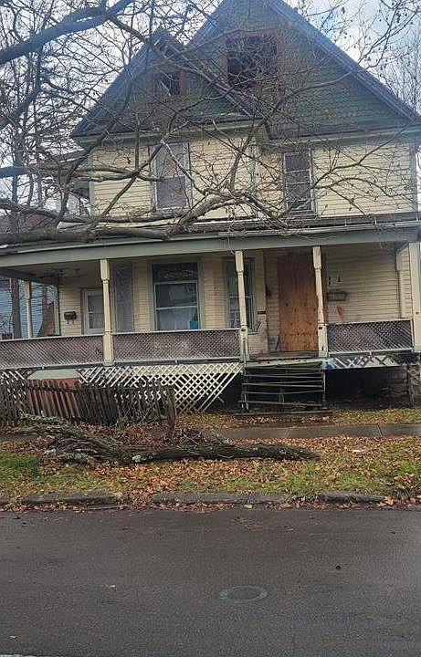1st image of 253 W Henry St