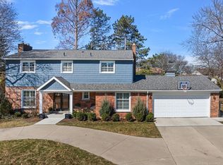 919 Ballantyne Rd, Grosse Pointe Shores, MI 48236