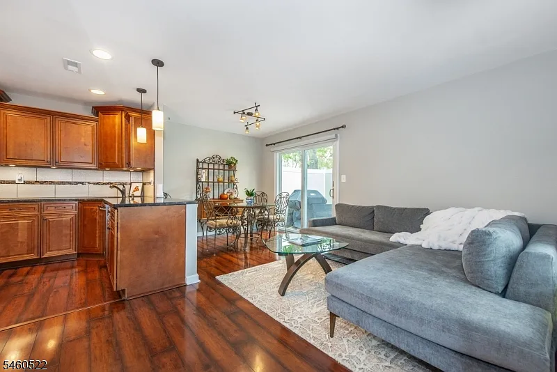 1 bed, 1.0 bath, $2,500 — Photo 3