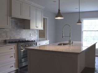 2427 Valletta Rd, Seneca Gardens, KY 40205