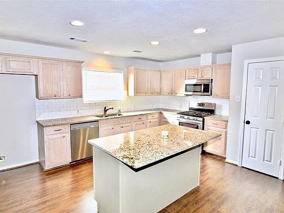 2nd image of 3111 Stratford Bend Dr