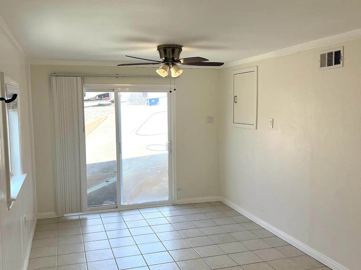 4530 Del Mar Avenue Studio - Studio — Photo 2
