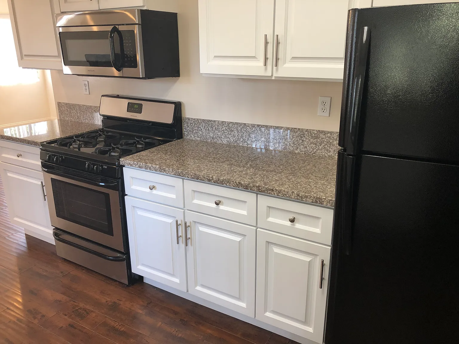 Briggs Ave, La Crescenta — Photo 4