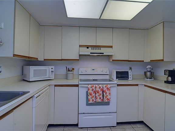 4th image of 871 SW South River Dr APT 102