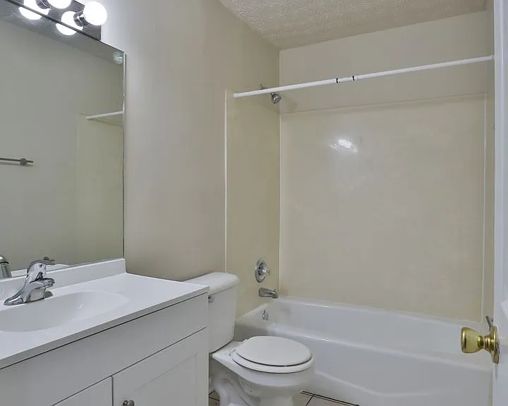 450 E Norwich Ave — Photo 15