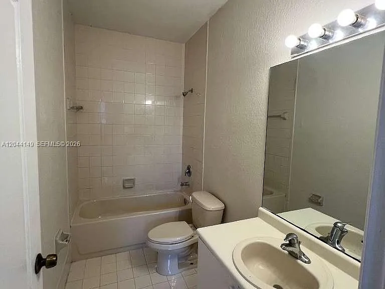 1661 SE 28th St #202 — Photo 8