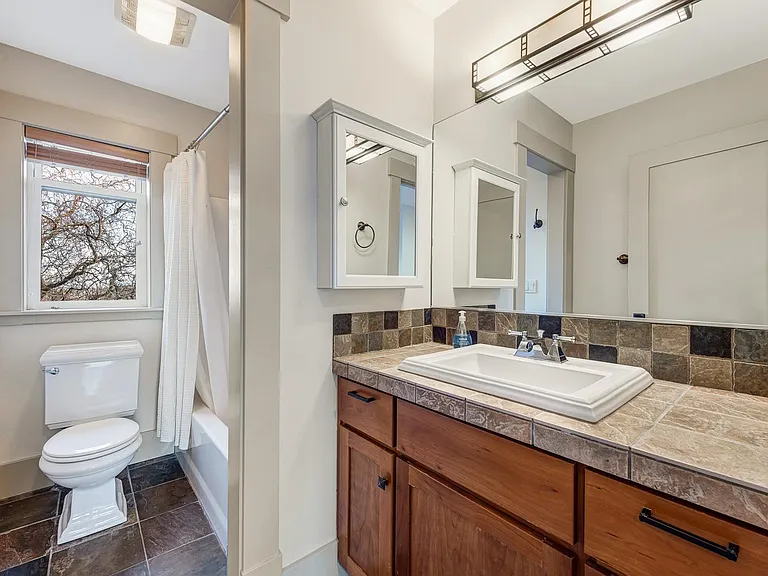 110 NW Black Hawk Ave — Photo 17