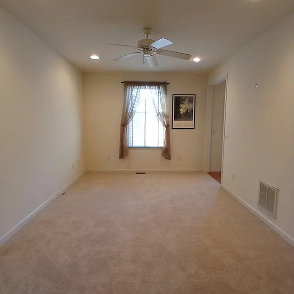 18 Greystone Dr — Photo 7