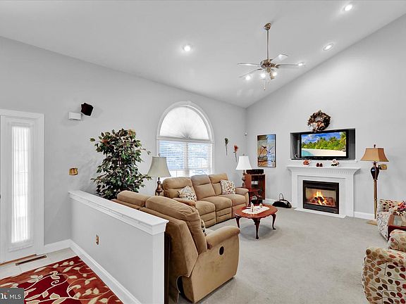 3rd image of 110 S Cacoosing Dr