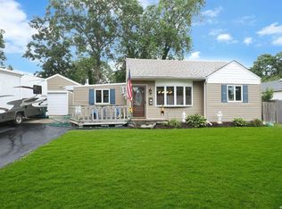 25 Snyder St, Patchogue, NY 11772