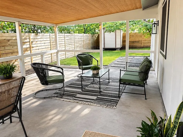 11004 Jordan Ln — Photo 7