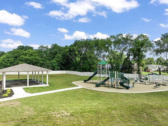 4th image of 2217 Oak Dr