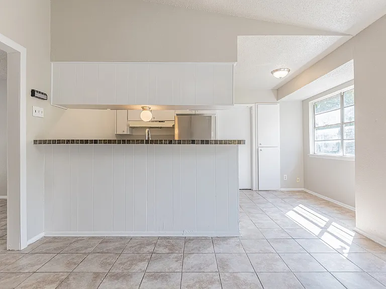 2306 Fairhill St — Photo 9