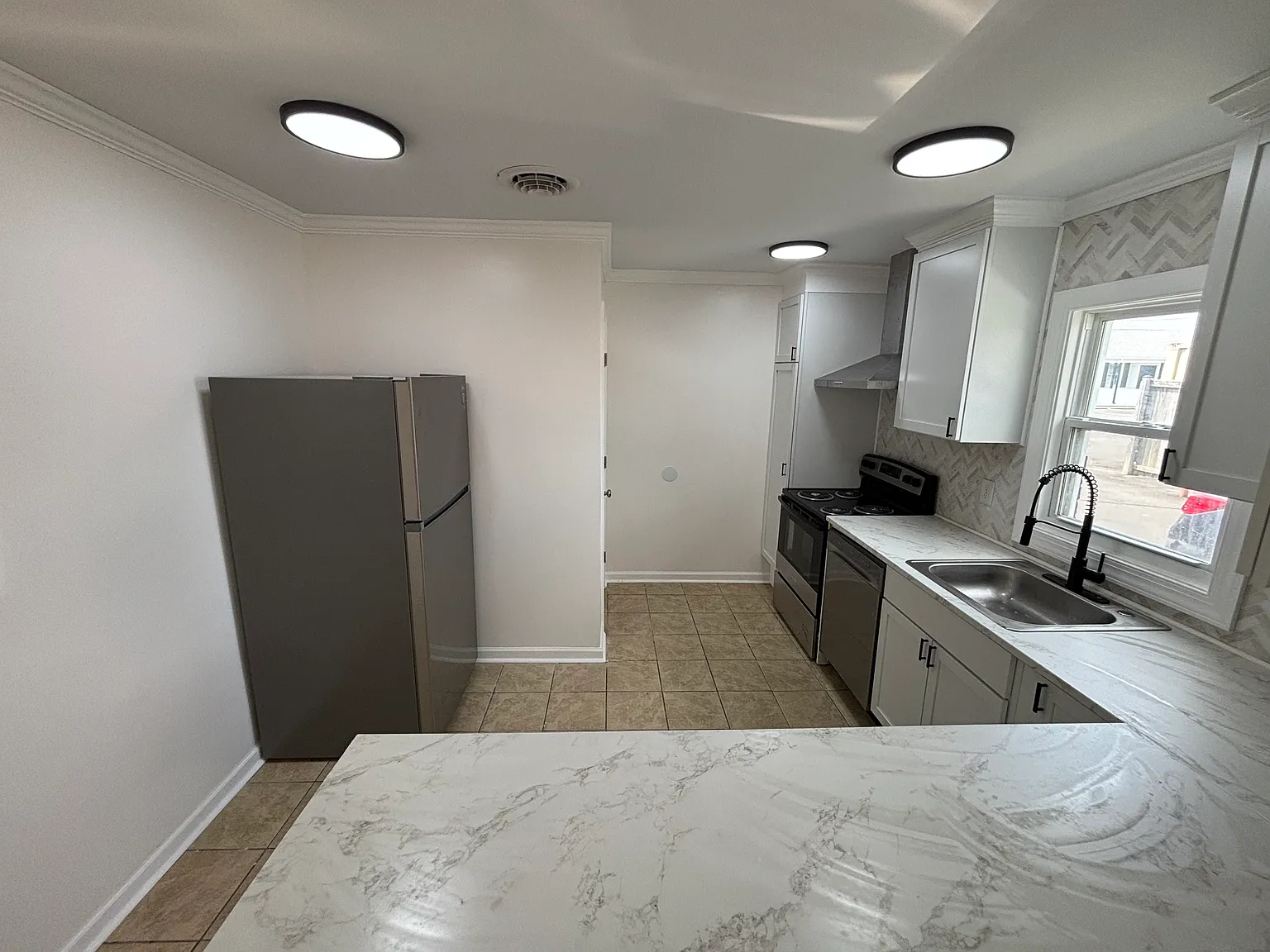 3 bed, $2,200 — Photo 3