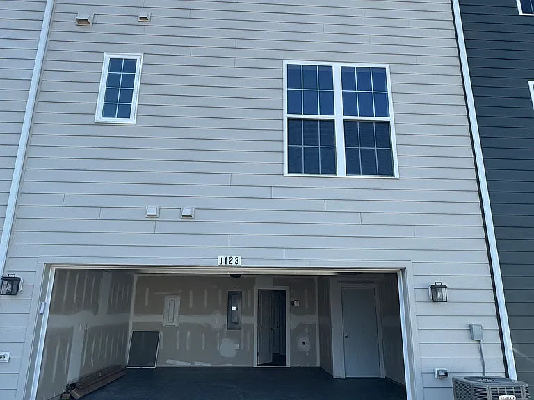 1123 James St — Photo 2