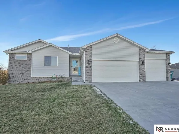 911 Barker Ln, Lincoln, NE 68521
