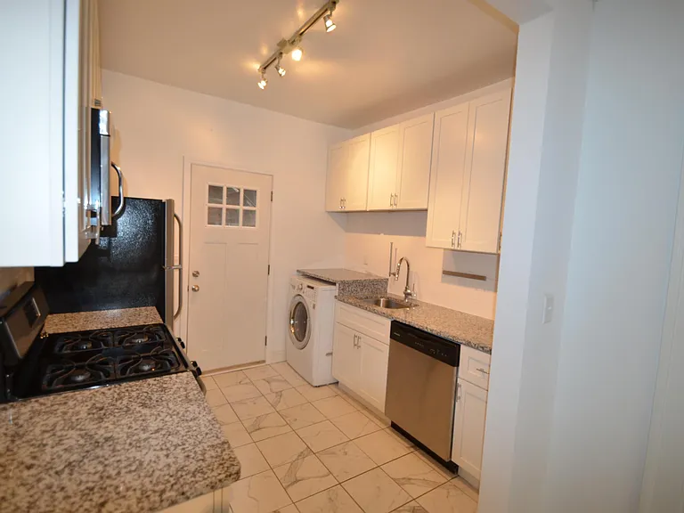 Riverview Red Door Living — Photo 16