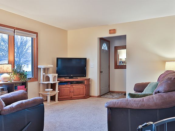 4th image of 1409 Country Club Dr