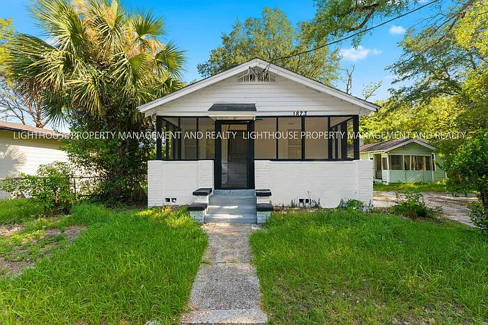 3 bed, 1.0 bath, 920 sqft, $1,350 — Photo 2