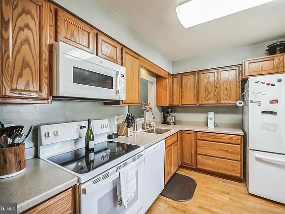3rd image of 204 Saint Johns Sq