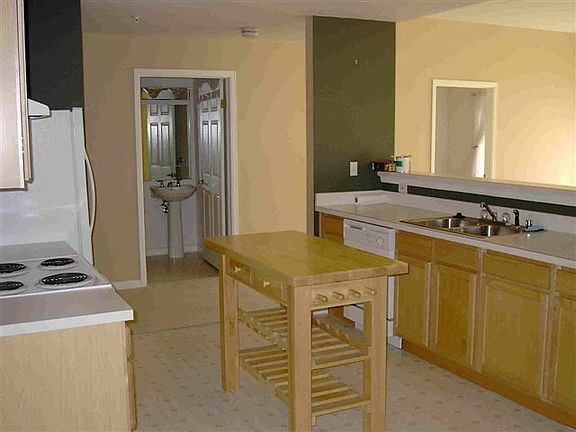 2nd image of 2 Br 2 Ba Condo In Fantastic Uptown Location #204