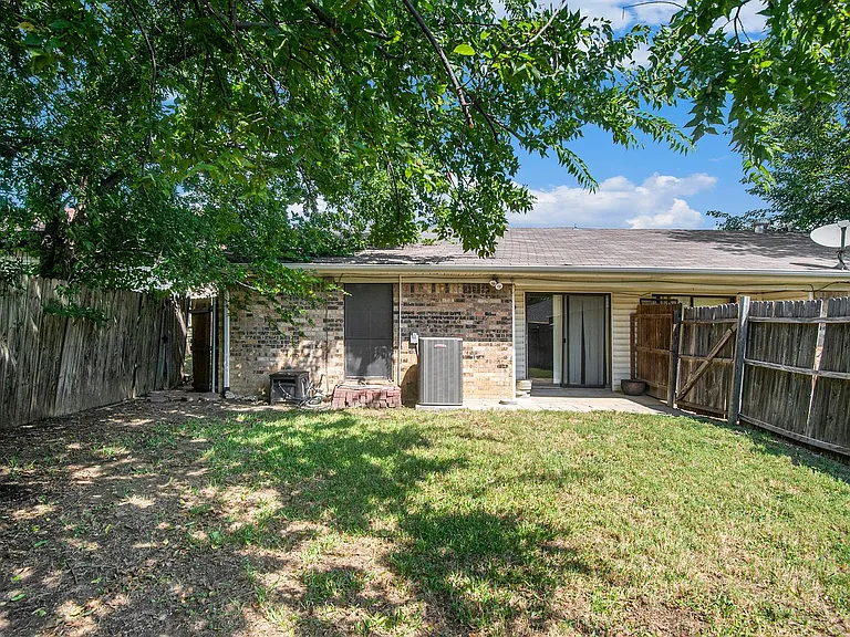 6819 W Cleburne Rd — Photo 23